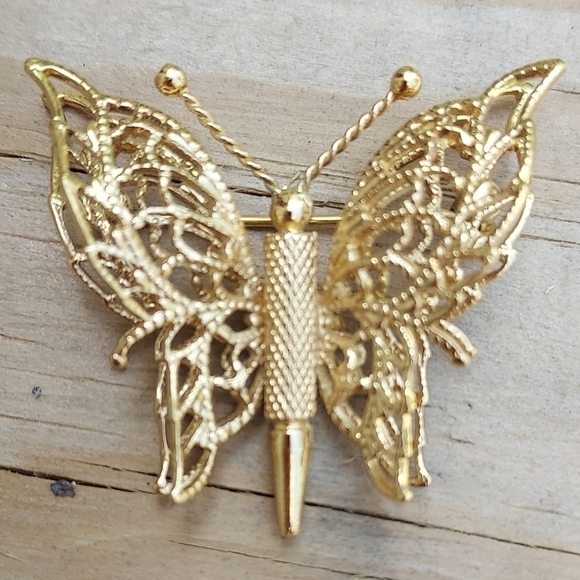 Monet Jewelry - Vtg Signed MONET Goldtone Double Wings Filigree BUTTERFLY Pin Brooch Excellent.